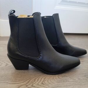 Chic Westen style ankle boots